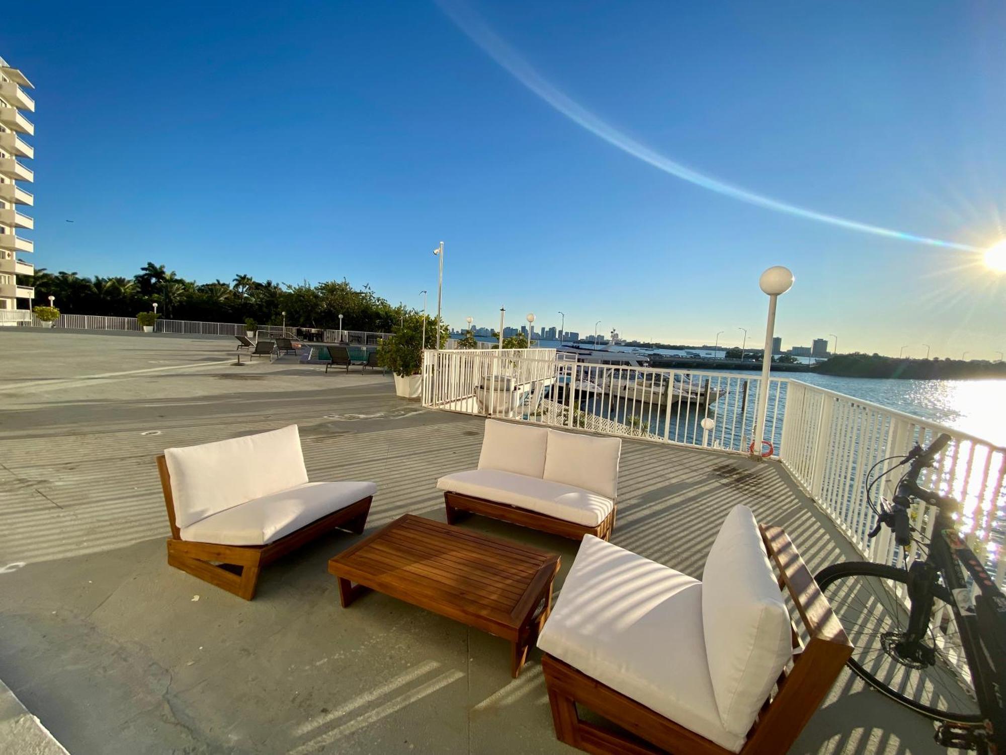 Luxurious Remodeled Direct Waterfront Apartment With Miami Skyline View And Outdoor Terrace Free Parking 5Min Drive To Miami Beach Kültér fotó