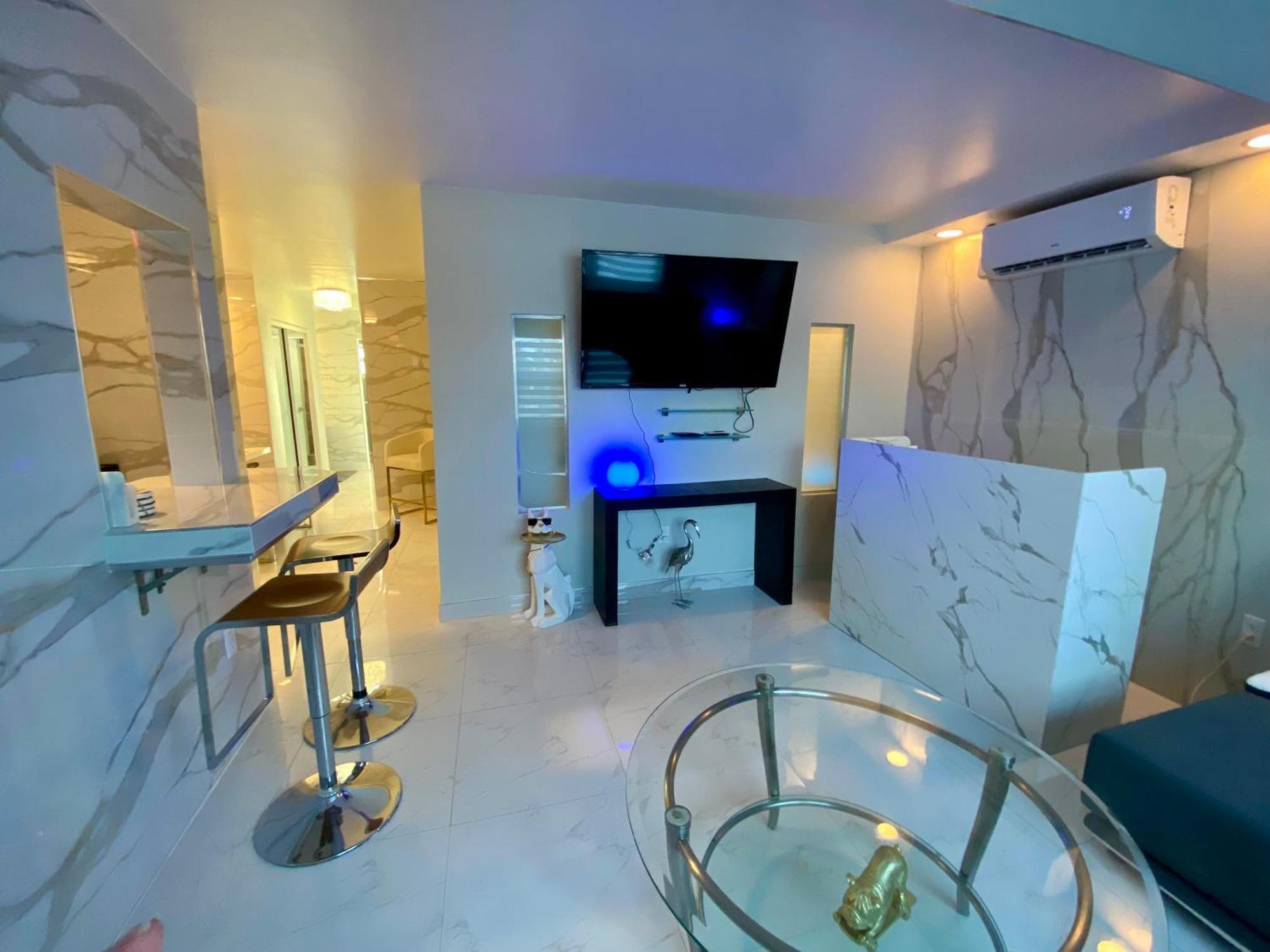 Luxurious Remodeled Direct Waterfront Apartment With Miami Skyline View And Outdoor Terrace Free Parking 5Min Drive To Miami Beach Kültér fotó