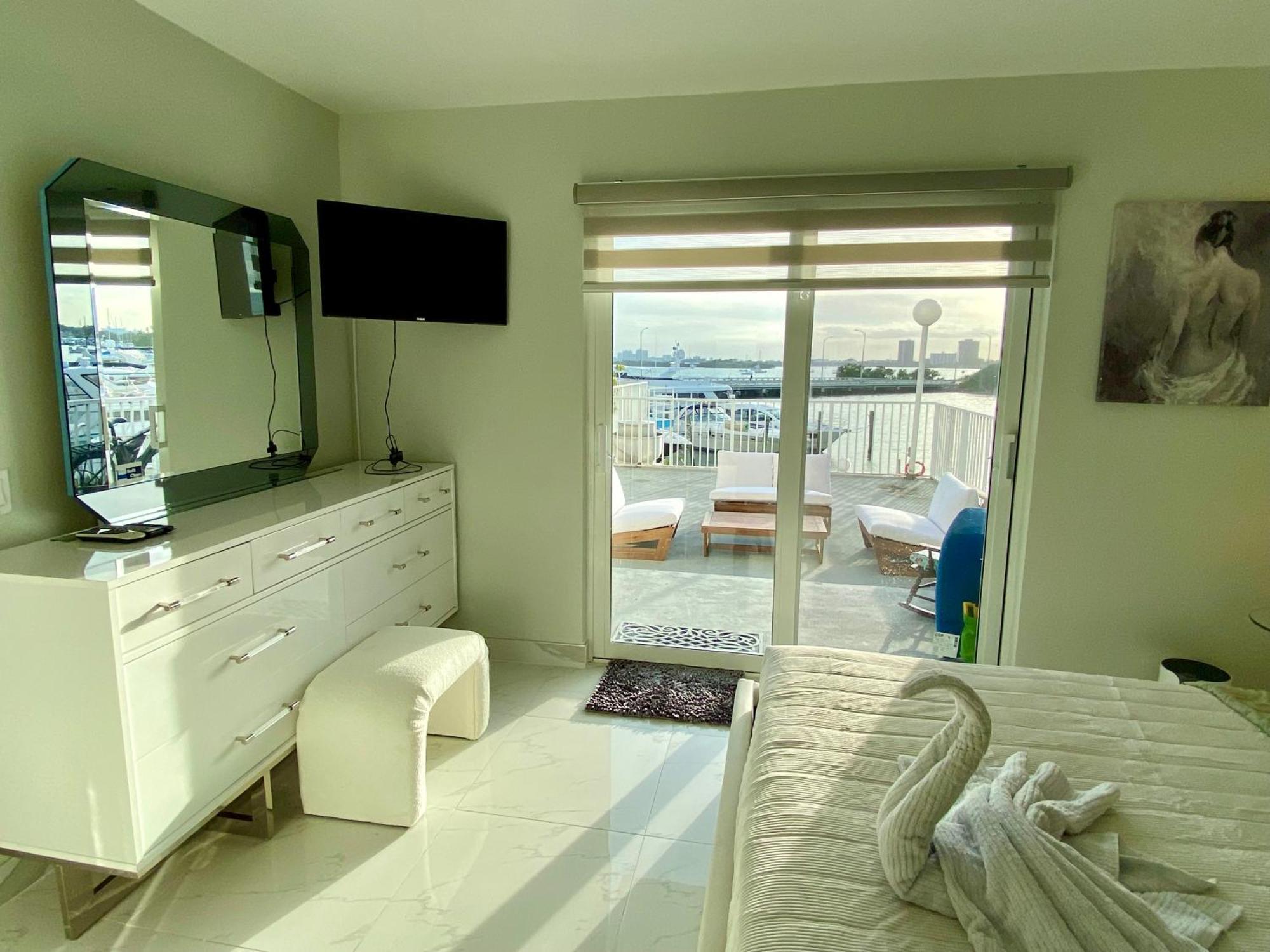Luxurious Remodeled Direct Waterfront Apartment With Miami Skyline View And Outdoor Terrace Free Parking 5Min Drive To Miami Beach Kültér fotó