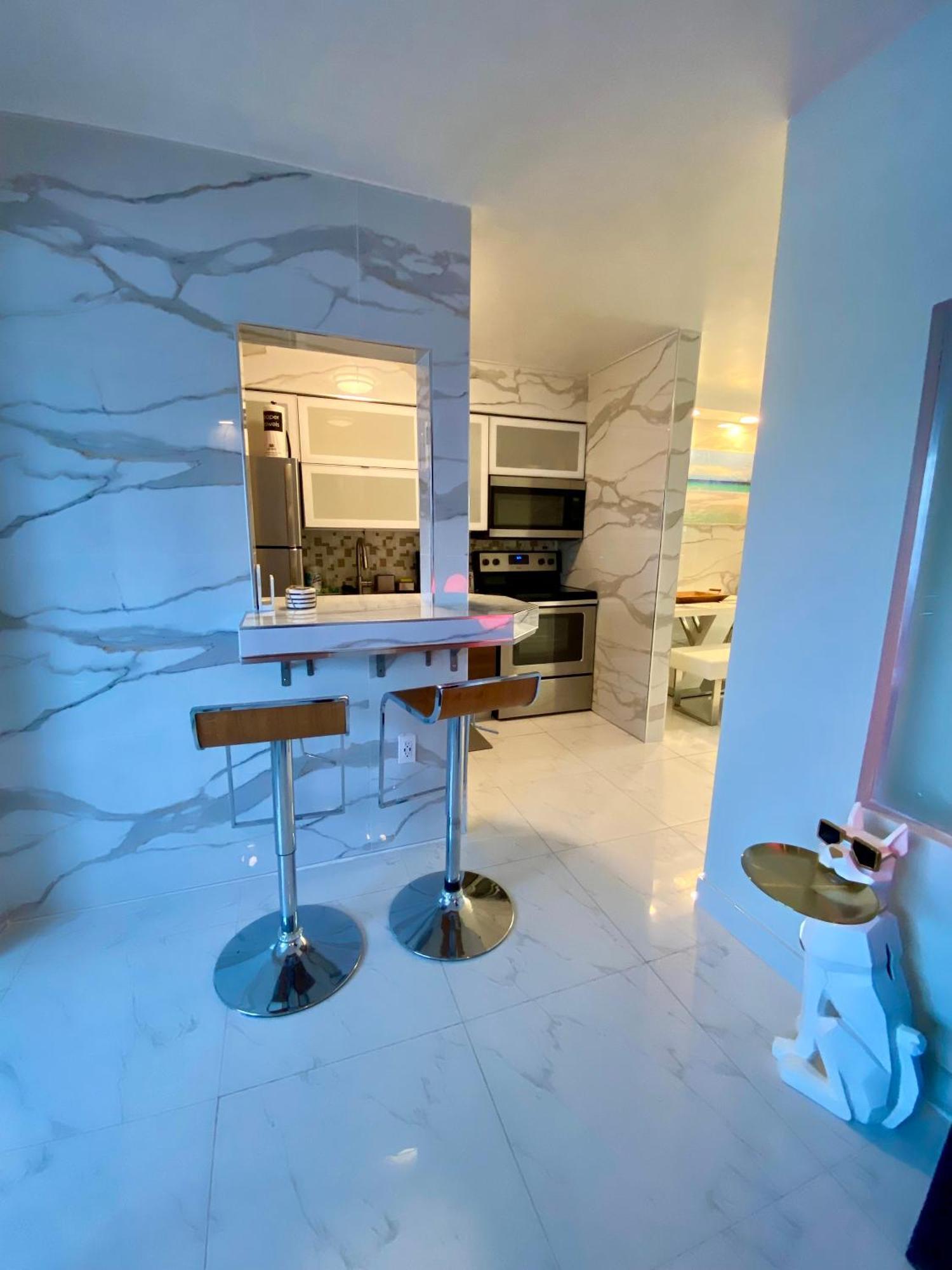 Luxurious Remodeled Direct Waterfront Apartment With Miami Skyline View And Outdoor Terrace Free Parking 5Min Drive To Miami Beach Kültér fotó