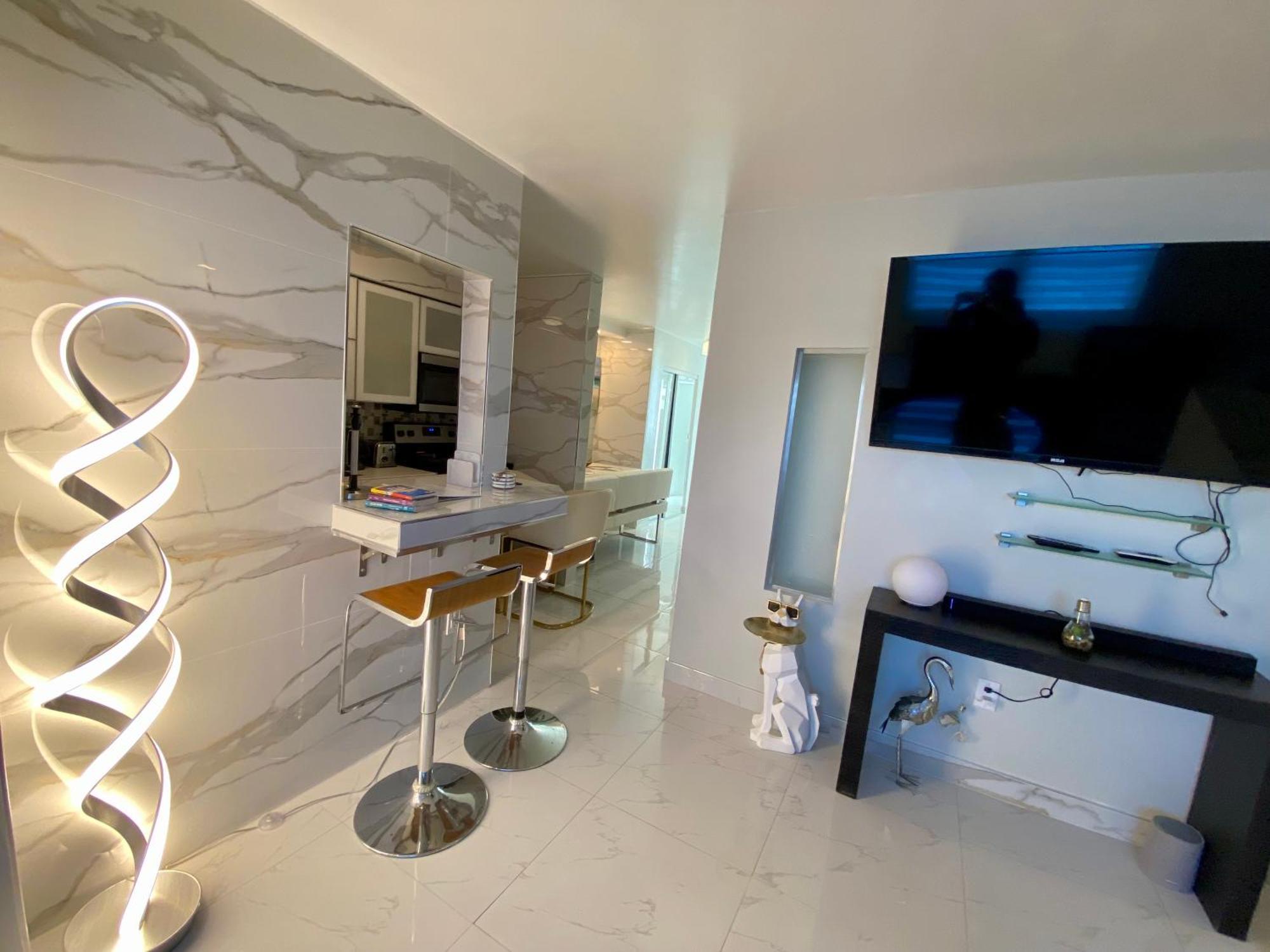 Luxurious Remodeled Direct Waterfront Apartment With Miami Skyline View And Outdoor Terrace Free Parking 5Min Drive To Miami Beach Kültér fotó