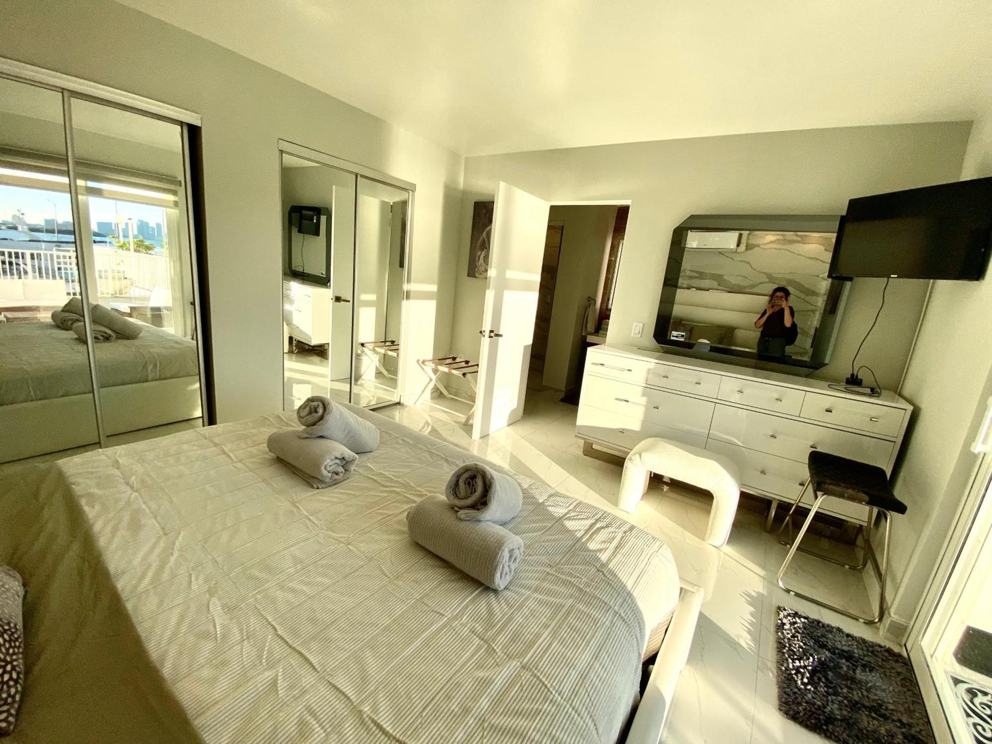Luxurious Remodeled Direct Waterfront Apartment With Miami Skyline View And Outdoor Terrace Free Parking 5Min Drive To Miami Beach Kültér fotó