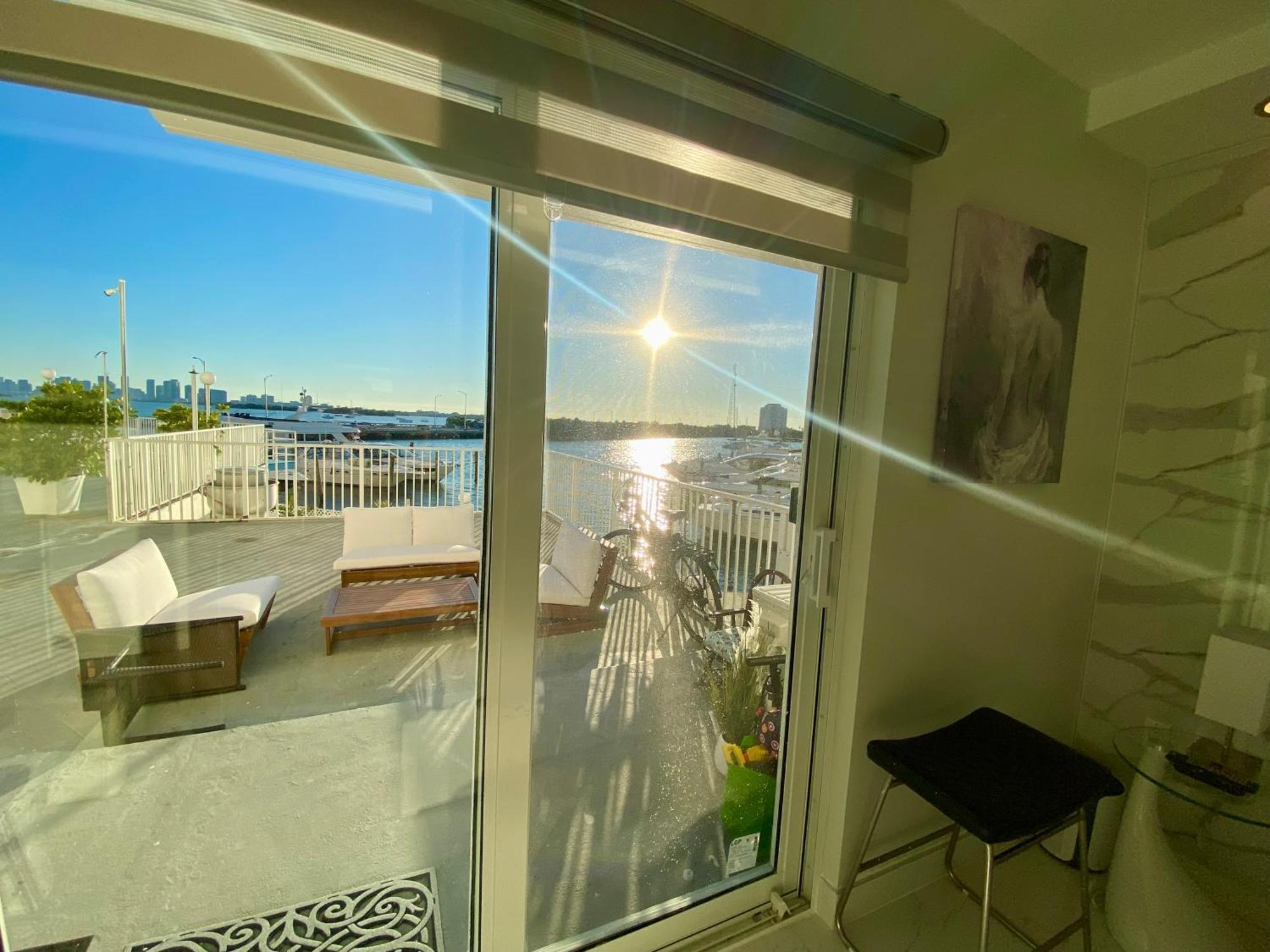 Luxurious Remodeled Direct Waterfront Apartment With Miami Skyline View And Outdoor Terrace Free Parking 5Min Drive To Miami Beach Kültér fotó