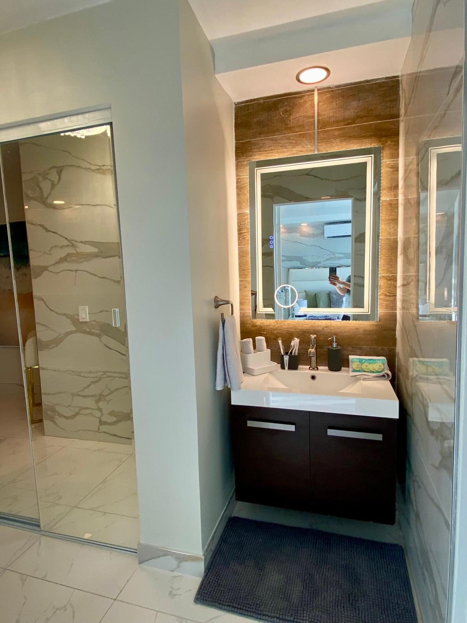Luxurious Remodeled Direct Waterfront Apartment With Miami Skyline View And Outdoor Terrace Free Parking 5Min Drive To Miami Beach Kültér fotó