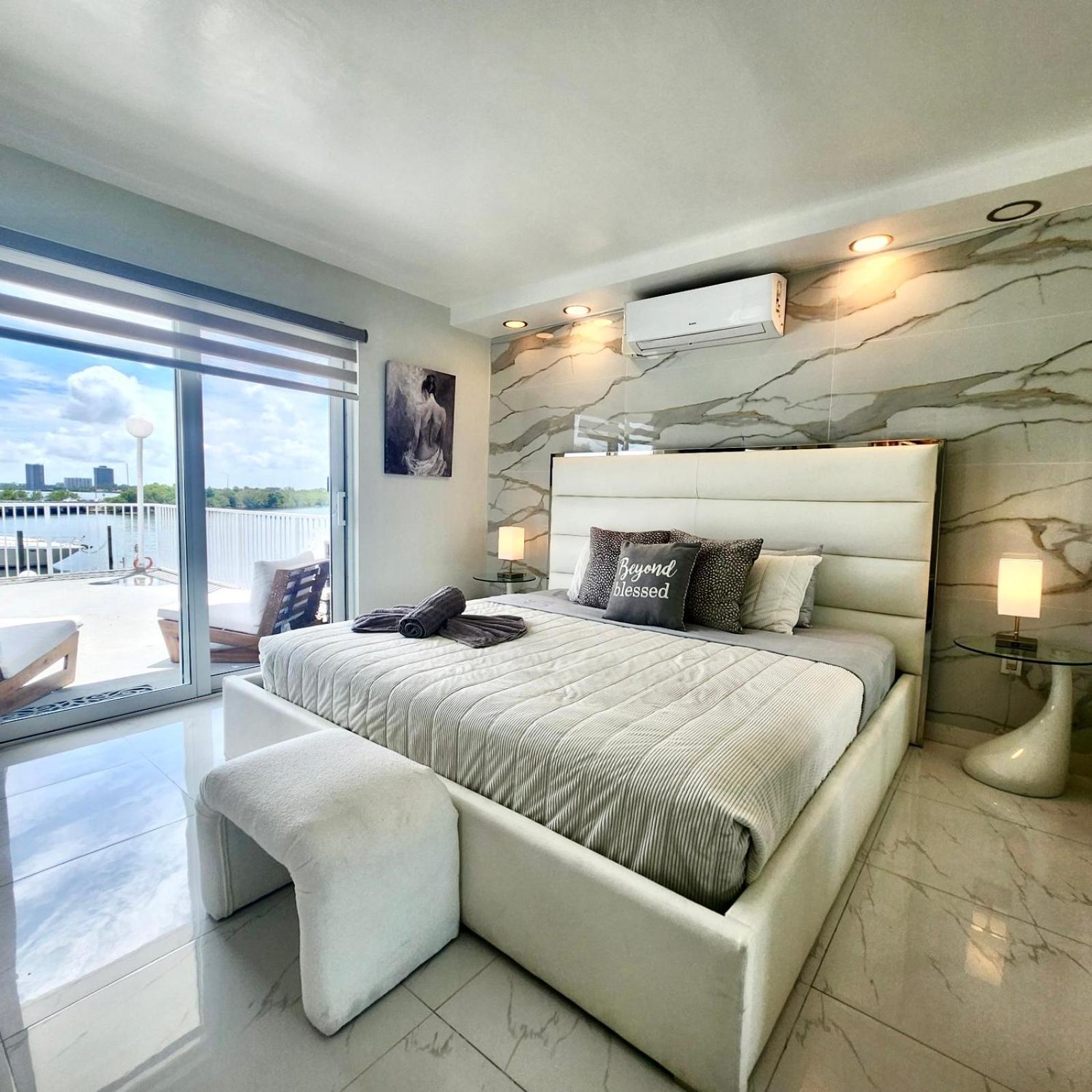 Luxurious Remodeled Direct Waterfront Apartment With Miami Skyline View And Outdoor Terrace Free Parking 5Min Drive To Miami Beach Kültér fotó